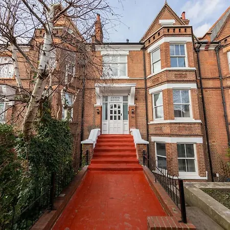 Victorian Beauty With Private Toilet And Shower Near Tube Station
